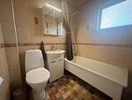 Badezimmer mit Badewanne im Ferienhaus Sillys Hus in Hjältevad - Syllis Hus - Top-Hundeurlaub