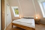 Ferienhaus Selene - Kugelhaus am Tollensesee - Schlafzimmer mit besonderen runden Fenstern - Selene - Top-Hundeurlaub