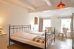 Eines der fünf Schlafzimmer befindet sich im Erdgeschoss. Hier werden Sie sicherlich einen erholsamen Schlaf finden. - Reethus Dörpsend Haus 2 - Top-Hundeurlaub