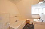 Ein weiteres Bad mit Badewanne. - Reethus Dörpsend Haus 2 - Top-Hundeurlaub