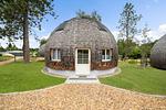 Ferienhaus Nordlichter - Kugelhaus am Tollensesee - Hauseingang mit Ausblick ins Gelände - Nordlichter - Top-Hundeurlaub