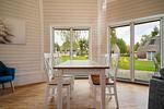 Kugelhaus Chiara am Tollensesee Penzlin – Heller Essbereich mit Panoramablick ins Grüne - Chiara - Top-Hundeurlaub