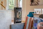 Kugelhaus Chiara am Tollensesee Penzlin – Gemütlicher Wohnbereich mit modernem Kamin und stilvollem Ambiente - Chiara - Top-Hundeurlaub