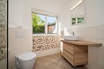 Kugelhaus Chiara am Tollensesee Penzlin – Modernes Badezimmer mit stilvollen Fliesen und elegantem Waschtisch - Chiara - Top-Hundeurlaub