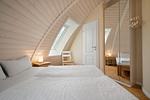 Kugelhaus Chiara am Tollensesee Penzlin – Schlafzimmer mit stilvollem Spiegelkleiderschrank und warmem Holzambiente - Chiara - Top-Hundeurlaub