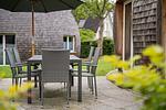 Kugelhaus Chiara am Tollensesee Penzlin – Sonnige Terrasse mit gemütlicher Sitzgruppe und Gartenblick - Chiara - Top-Hundeurlaub