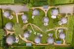 Kugelhaus Chiara am Tollensesee Penzlin – Vogelperspektive auf die idyllische Anlage mit markiertem Ferienhaus - Chiara - Top-Hundeurlaub
