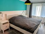 Schlafzimmer im Ferienhaus Hus Thovid mit farbiger Wandgestaltung - Hus Thovid - Top-Hundeurlaub