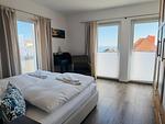 Schlafzimmer - Penthouse "Molenfeuer" mit umlaufender Terrasse und Meerblick - Top-Hundeurlaub