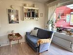 Wohnzimmer mit Sofa im Ferienhaus Hus Bubbarbso – Ferienhaus am See in Schweden - Hus Bubbarsbo - Top-Hundeurlaub