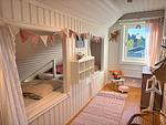 Schlafzimmer mit Etagenbett im Ferienhaus Hus Bubbarbso – kinderfreundliches Ferienhaus am See - Hus Bubbarsbo - Top-Hundeurlaub
