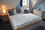 Schlafzimmer mit Doppelbett - Am Deich Haus 24 - Top-Hundeurlaub