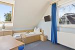Schlafzimmer mit zwei Einzelbetten und TV - Am Deich Haus 24 - Top-Hundeurlaub