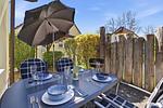 Terrasse mit Sonnenschirm und Grill - Am Deich Haus 24 - Top-Hundeurlaub