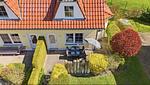 Terrasse mit Sonnenschirm und Grill - Am Deich Haus 24 - Top-Hundeurlaub