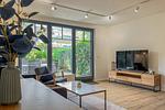 Wohnbereich mit Sitzecke und TV - Wohnung 11-2 - Top-Hundeurlaub