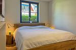 Schlafzimmer mit Blick aufs Fenster - Wohnung 11-2 - Top-Hundeurlaub