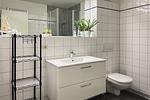 Duschbad mit Waschbecken und WC - Wohnung 11-2 - Top-Hundeurlaub