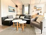 Wohnzimmer mit Sofa und Sessel - Ferienhaus 3 - Top-Hundeurlaub
