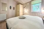 1. Schlafzimmer mit Kleiderschrank - Ferienhaus 3 - Top-Hundeurlaub