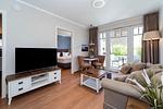 Wohnzimmer mit Sitzecke und TV - Wohnung 01 - Top-Hundeurlaub