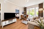 Wohnbereich mit Sitzecke und TV - Wohnung 01 - Top-Hundeurlaub