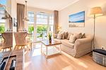 Wohnbereich mit Sitzecke und TV - Wohnung 01 - Top-Hundeurlaub