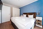 Schlafzimmer mit Doppelbett und TV - Wohnung 03 - Top-Hundeurlaub