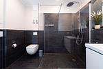 Badezimmer mit WC und Waschbecken - Wohnung 03 - Top-Hundeurlaub