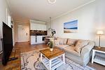 Wohnbereich mit Sitzecke und TV - Wohnung 13 - Top-Hundeurlaub