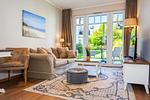 Wohnbereich mit Sitzecke und TV - Wohnung 13 - Top-Hundeurlaub