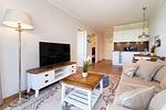 Wohnbereich mit Sitzecke und TV - Wohnung 13 - Top-Hundeurlaub