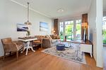 Wohnbereich mit Sitzecke und TV - Wohnung 13 - Top-Hundeurlaub