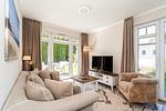 Wohnbereich mit Sitzecke und TV - Wohnung 08 - Top-Hundeurlaub