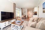 Wohnbereich mit Sitzecke und TV - Wohnung 08 - Top-Hundeurlaub
