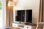 Wohnbereich mit Sitzecke und TV - Wohnung 08 - Top-Hundeurlaub