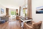 Wohnbereich mit Sitzecke und TV - Wohnung 08 - Top-Hundeurlaub