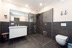 Badezimmer mit WC und Waschbecken - Wohnung 08 - Top-Hundeurlaub