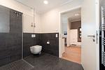 Badezimmer mit WC und Waschbecken - Wohnung 08 - Top-Hundeurlaub