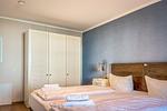 Schlafzimmer mit Kleiderschrank - Wohnung 10 - Top-Hundeurlaub
