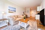 Wohnbereich mit Sofa und TV - Wohnung 10 - Top-Hundeurlaub