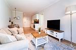 Wohnbereich mit Sitzecke und TV - Wohnung 10 - Top-Hundeurlaub