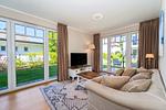 Wohnbereich mit Sitzecke und TV - Wohnung 09 - Top-Hundeurlaub