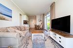 Wohnbereich mit Sitzecke und TV - Wohnung 09 - Top-Hundeurlaub