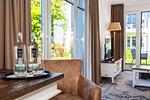 Wohnbereich mit Sitzecke und TV - Wohnung 09 - Top-Hundeurlaub