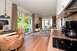 Wohnbereich mit Sitzecke und TV - Wohnung 09 - Top-Hundeurlaub