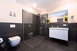 Badezimmer mit Dusche und WC - Wohnung 09 - Top-Hundeurlaub