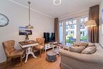 Wohnbereich mit Sitzecke und TV - Wohnung 11 - Top-Hundeurlaub