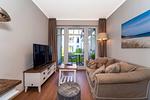 Wohnbereich mit Sitzecke und TV - Wohnung 11 - Top-Hundeurlaub