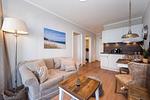 Wohnbereich mit Sitzecke und TV - Wohnung 11 - Top-Hundeurlaub
